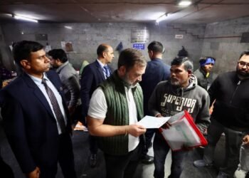 देर रात अचानक से दिल्ली एम्स के बाहर पहुंचे राहुल गांधी, केंद्र और दिल्ली सरकार पर जमकर बरसे