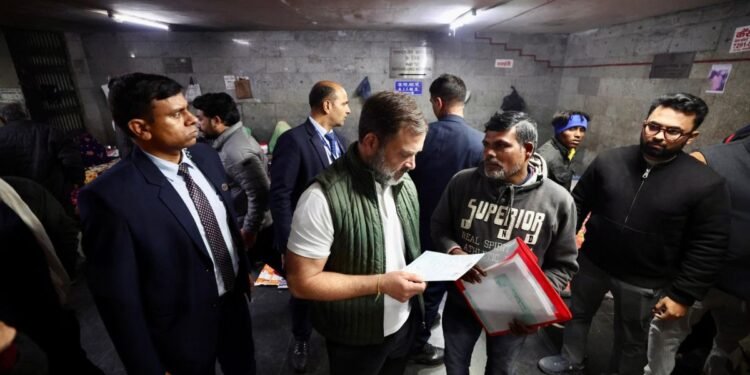 देर रात अचानक से दिल्ली एम्स के बाहर पहुंचे राहुल गांधी, केंद्र और दिल्ली सरकार पर जमकर बरसे