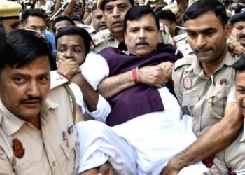 सीएम आवास के बाहर धरने पर बैठे संजय सिंह और सौरभ भारद्वाज, पुलिस से आप नेताओं की नोकझोंक