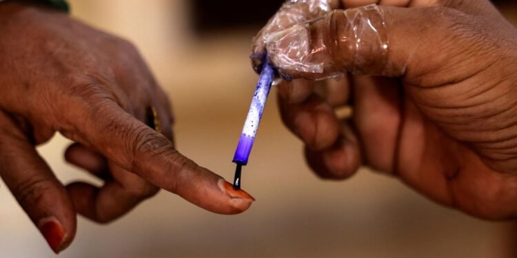 मुस्लिम बहुल मुस्तफाबाद सीट पर बंपर वोटिंग… 70 सीटों पर 3 बजे तक 46.55% मतदान, दिल्ली किसे दे रही दिल?