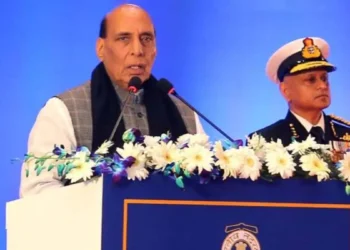 रक्षा मंत्री ने समुद्र में नए खतरों को लेकर जाहिर की चिंता; राजनाथ सिंह ने फोर्स को किया सतर्क