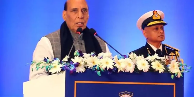 रक्षा मंत्री ने समुद्र में नए खतरों को लेकर जाहिर की चिंता; राजनाथ सिंह ने फोर्स को किया सतर्क