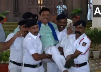 कर्नाटक विधानसभा में मुस्लिमों को 4% आरक्षण देने पर हंगामा, 18 बीजेपी विधायक सस्पेंड, फिर उठाकर सदन से निकाला बाहर