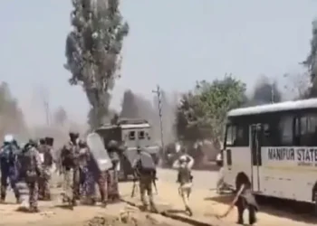 मणिपुर में फ्री मूवमेंट पर फिर भड़की हिंसा, चलीं गोलियां, सड़कों पर फेंके पत्थर, एक युवक की मौत