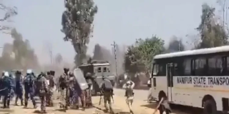 मणिपुर में फ्री मूवमेंट पर फिर भड़की हिंसा, चलीं गोलियां, सड़कों पर फेंके पत्थर, एक युवक की मौत