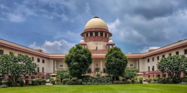 पत्नी को जलाने के आरोप में 12 साल काटी जेल, अब SC ने इस वजह से आरोपी को किया बरी