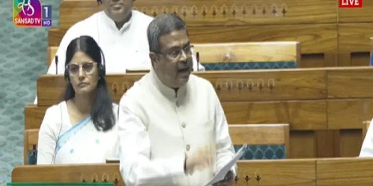 भाषा विवाद पर संसद में बवाल, धर्मेंद्र प्रधान के खिलाफ विशेषाधिकार हनन का नोटिस