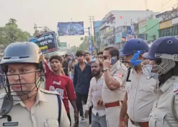 वक्फ बिल के खिलाफ जंगीपुर में हिंसक प्रदर्शन, BJP ने ममता बनर्जी पर लगाए ये आरोप; मांगा इस्तीफा