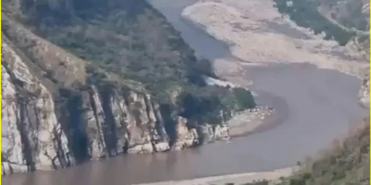 India-Pakistan Row: चिनाब में 75 साल में पहली बार सिर्फ 2 फुट पानी, पाकिस्तान को कड़ा संदेश