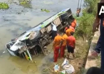 उड़ीसा में भीषण सड़क हादसा, ट्रैक्टर से टकराकर बस नाले में पलटी, 25 यात्री घायल