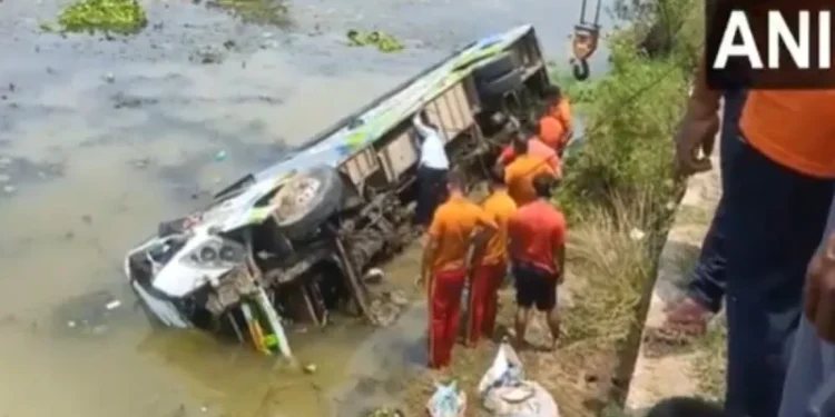 उड़ीसा में भीषण सड़क हादसा, ट्रैक्टर से टकराकर बस नाले में पलटी, 25 यात्री घायल